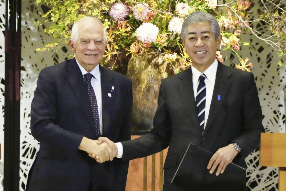 Japans utenriksminister Takeshi Iwaya (t.h.) og EUs Josep Borrell under pressekonferansen etter avtaleinngåelsen i Tokyo fredag. Japans utenriksminister Takeshi Iwaya (t.h.) og EUs Josep Borrell under pressekonferansen etter avtaleinngåelsen i Tokyo fredag. Foto: Kyodo News / AP / NTB