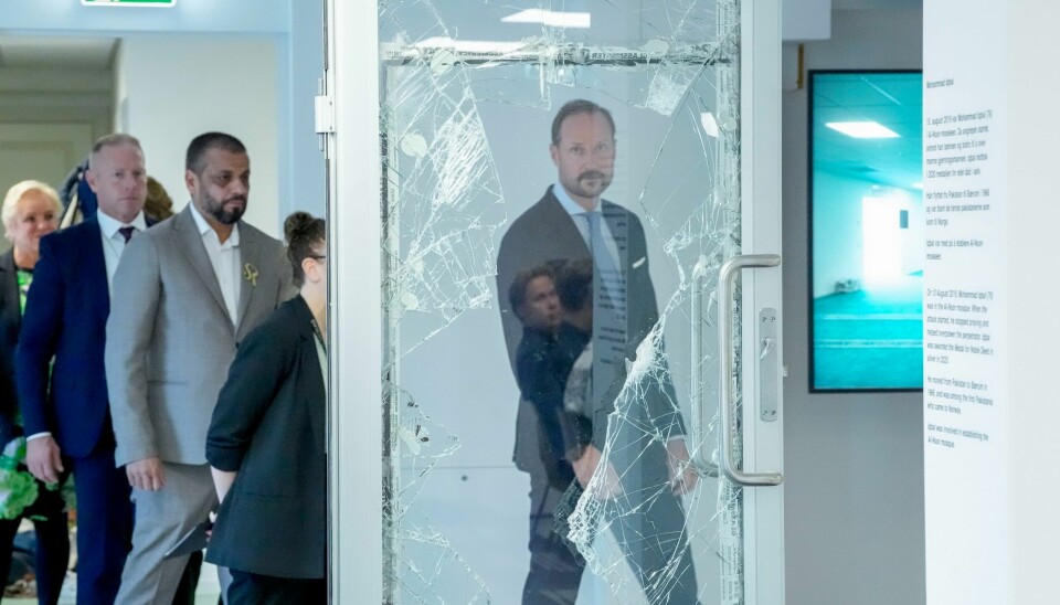 Kronprins Haakon besøkte mandag Al-Noor-moskeen. Men det var et helt annen tema som preget presseseansen utenfor moskeen i etterkant. Kronprins Haakon besøkte mandag Al-Noor-moskeen og Stiftelsen 10. augusts minne- og læringssenter og møtte unge muslimer i moskeen. Stiftelsen ble etablert etter terrorangrepet mot Al-Noor-moskeen i Bærum og drapet på Johanne Zhangjia Ihle-Hansen den 10. august 2019. Foto: Terje Pedersen / NTB