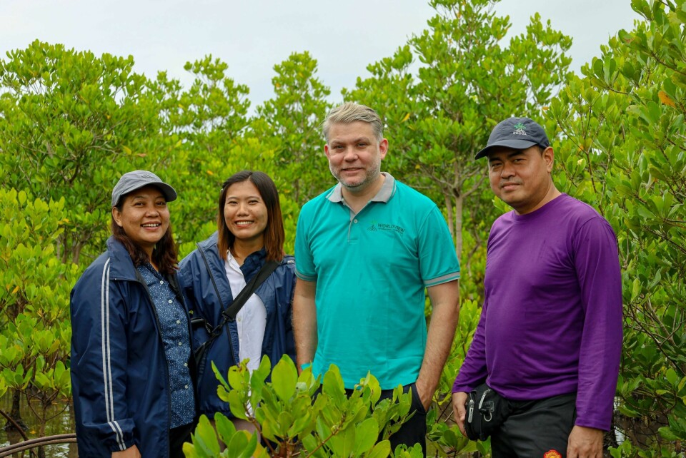 WIFs mangroveplanting bidrar også til en rekke arbeidsplasser. – I et gjennomsnittsår i Myanmar har vi rundt 250 ansatte og 3.000 sesongarbeidere, opplyser Kim Noguera Gabrielli, her sammen med noen av de WIF-ansatte der. WIFs mangroveplanting bidrar også til en rekke arbeidsplasser. – I et gjennomsnittsår i Myanmar har vi rundt 250 ansatte og 3.000 sesongarbeidere, opplyser Kim Noguera Gabrielli, her sammen med noen av de WIF-ansatte der.