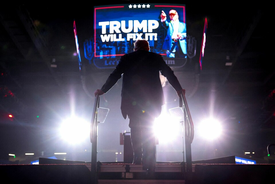 Donald Trump har igjen blikket mot maktens korridorer i Washington D.C. Trump vant 2016-valget mot Hillary Clinton, men tapte mot Joe Biden i 2020 – selv om Trump fortsatt hevder at han vant også da. Republican presidential nominee and former U.S. President Donald Trump gets on stage to deliver remarks during a rally at Lee's Family Forum in Henderson, Nevada, U.S. October 31, 2024. REUTERS/Brendan McDermid TPX IMAGES OF THE DAY