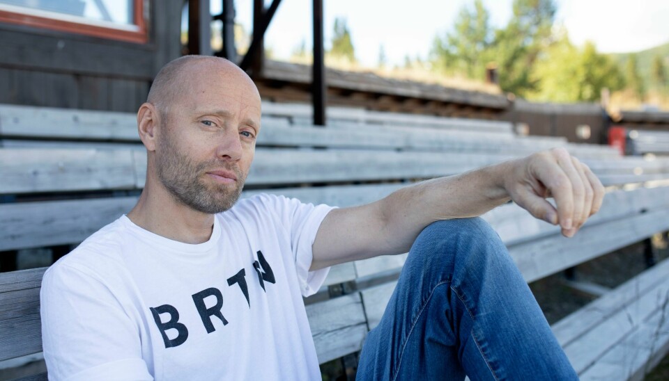 Aksel Hennie debuterer som teaterregissør på Det Norske Teatret, med Oliver Lovrenskis romansuksess «Da vi var yngre» på scenen. Aksel Hennie spiller Peer Gynt når Peer Gynt settes opp på Gålå.