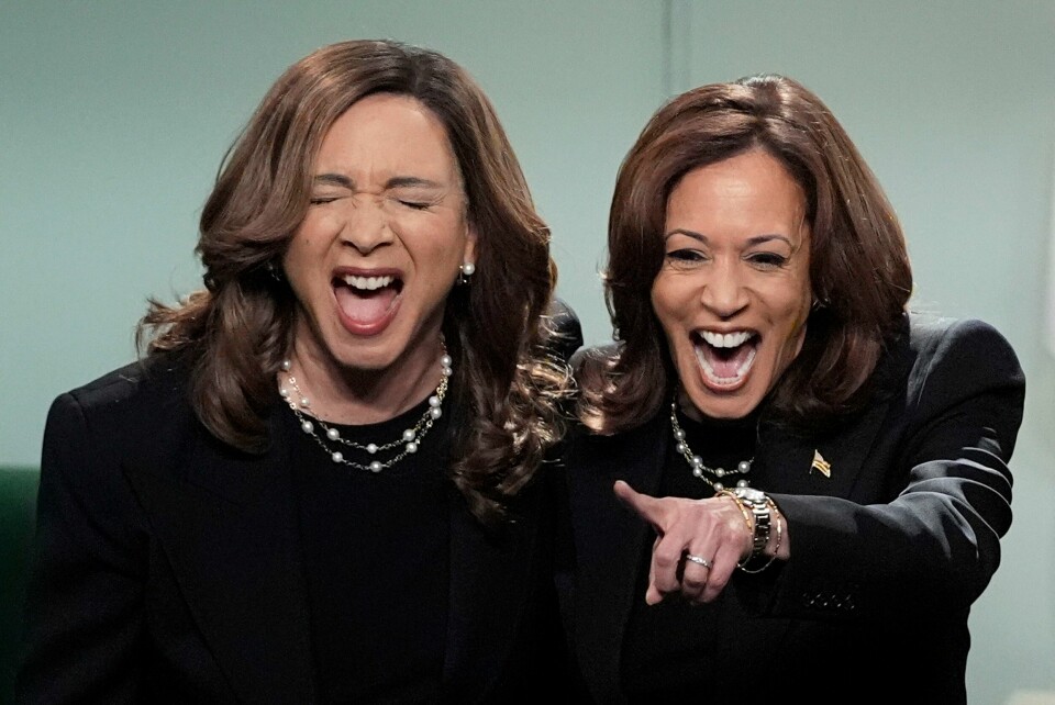 Kamala Harris (til høyre) stilte lørdag opp på «Saturday Night Live», sammen med Maya Rudolph, som har spilt Harris i sketsj-showet flere ganger de siste årene. Kamala Harris (til høyre) stilte lørdag opp på «Saturday Night Live», sammen med Maya Rudolph, som har spilt Harris i sketsj-showet flere ganger de siste årene. Foto: Jacquelyn Martin / AP / NTB
