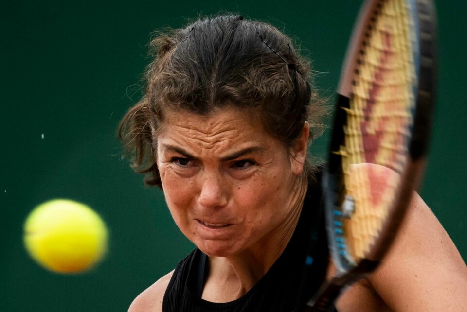 Ulrikke Eikeri avbildet på WTA-touren i 2021. Ulrikke Eikeri tok seg videre i doubleturneringen i Sveits onsdag. Foto: Jean-Christophe Bott / Keystone / AP / NTB