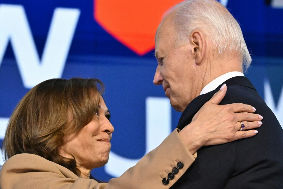 Etter mye press internt trakk president Joe Biden seg som Demokratenes presidentkandidat. Han pekte i stedet på sin visepresident Kamala Harris som en naturlig etterfølger i Det hvite hus. TOPSHOT - US President Joe Biden and US Vice President and 2024 Democratic presidential candidate Kamala Harris hug on stage after his farewell convention speech on the first day of the Democratic National Convention (DNC) at the United Center in Chicago, Illinois, on August 19, 2024. Vice President Kamala Harris will formally accept the party’s nomination for president at the DNC which runs from August 19-22 in Chicago. (Photo by Robyn Beck / AFP)