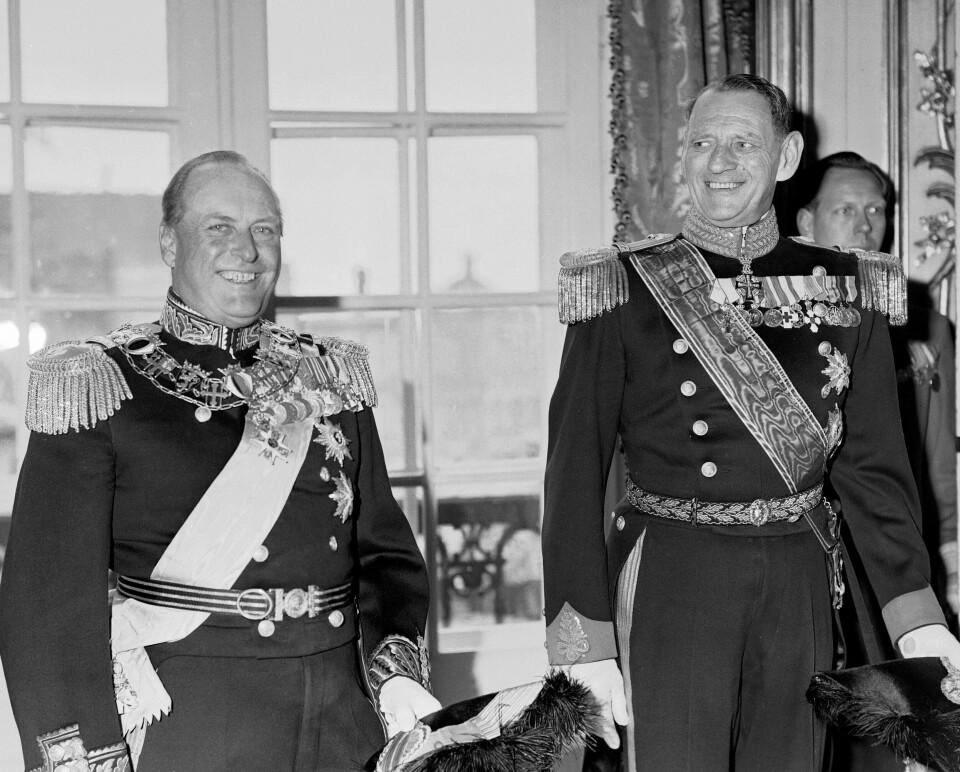 Danmarks kong Frederik IX (t.h.) hadde slett ikke noe til overs for nazistene, slik det hevdes i ny bok, sier dronning Margrethe. Her har den daværende monarken fått besøk av kong Olav i 1958. Danmarks kong Frederik IX (t.h.) hadde slett ikke noe til overs for nazistene, slik det hevdes i ny bok, sier dronning Margrethe. Her har den daværende monarken fått besøk av kong Olav i 1958. Foto: Jan Stage / NTB