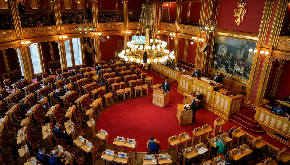 Et klart flertall på Stortinget støtter gratis tannhelse, men lite skjer. Temperaturen var høy i stortingssalen torsdag morgen. Foto: Heiko Junge / NTB