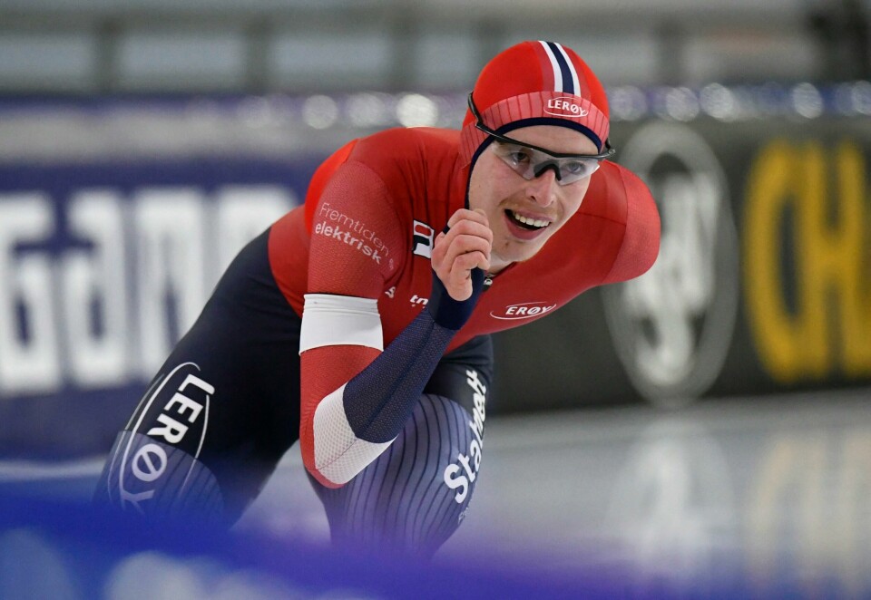 Hallgeir Engebråten hadde det åpenbart moro på sin historiske 5000 meter i Heerenveen. Hallgeir Engebråten hadde det åpenbart moro på sin historiske 5000 meter i Heerenveen.