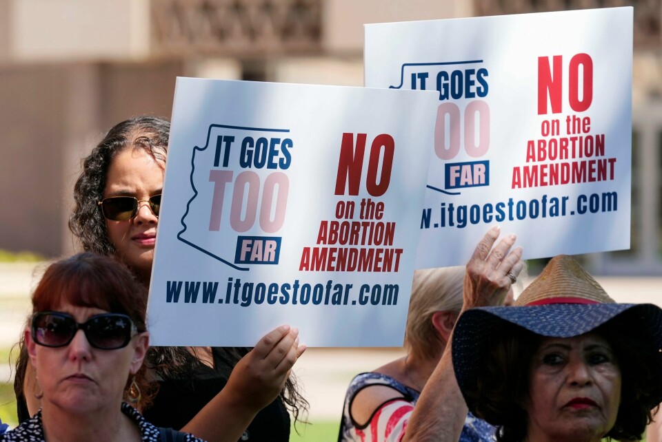Motstandere av abort samlet seg til protester i sommer etter at tilhengere av abortrettigheter i Arizona leverte inn over 800 000 underskrifter for å få abortrettigheter på stemmeseddelen til presidentvalget 5. november. I mange av USAs delstater skal velgere ta standpunkt i abortspørsmålet. Arkivfoto. Motstandere av abort samlet seg til protester i sommer etter at tilhengere av abortrettigheter i Arizona leverte inn over 800 000 underskrifter for å få abortrettigheter på stemmeseddelen til presidentvalget 5. november. I mange av USAs delstater skal velgere ta standpunkt i abortspørsmålet. Arkivfoto: Ross D. Franklin / AP / NTB