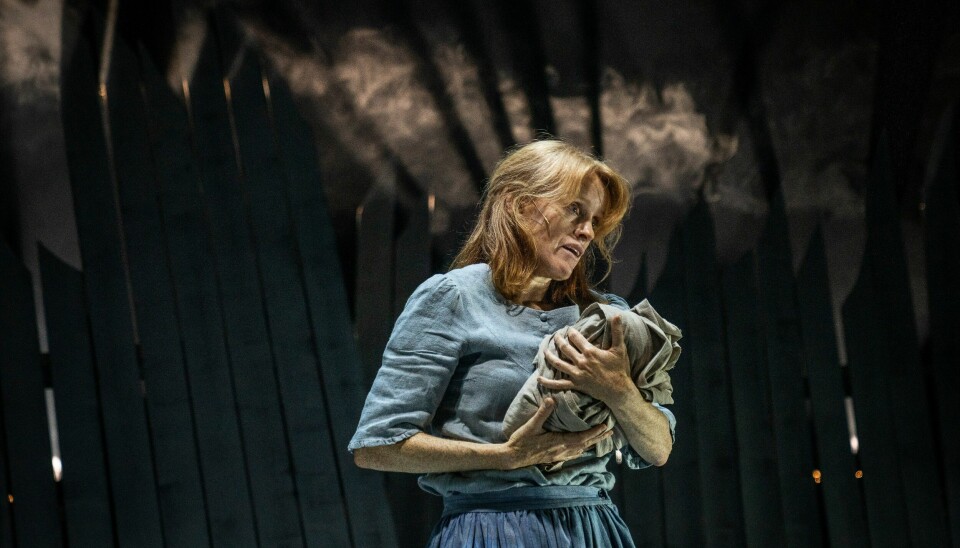 Edvard Hoems «Jordmor på jorda», med Kjersti Sandal, kommer våren 2025 til Det Norske Teatret i samarbeid med Teatret vårt. jordmor på jorda