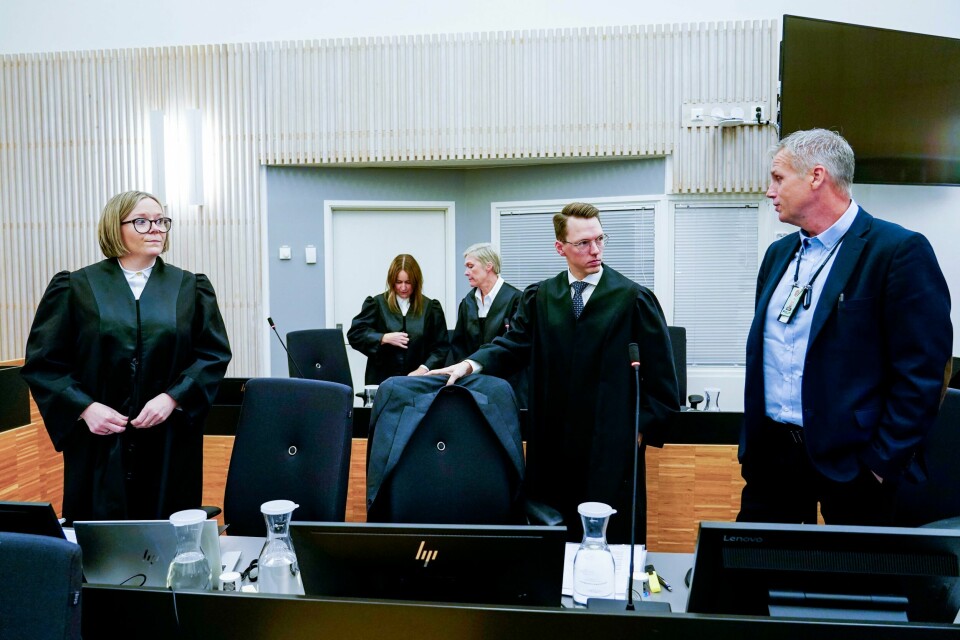 Statsadvokatene Eli Reberg Nessimo (t.v) og Rikhard Haugen Lyng innledet rettssaken mot kommuneoverlegen i Frosta med aktoratets åpningsforedrag i Trøndelag tingrett. De presenterer etterforskningen og bevisene i saken.Kommuneoverlegen er tiltalt for å ha misbrukt sin stilling som lege for å skaffe seg seksuell omgang med 96 fornærmede, hvorav 88 også er tilfeller av voldtekt.Foto: Gorm Kallestad / NTB Statsadvokatene Eli Reberg Nessimo (t.v.) og Rikhard Haugen Lyng i rettssalen i saken mot kommuneoverlegen i Frosta i Trøndelag tingrett. Foto: Gorm Kallestad / NTB