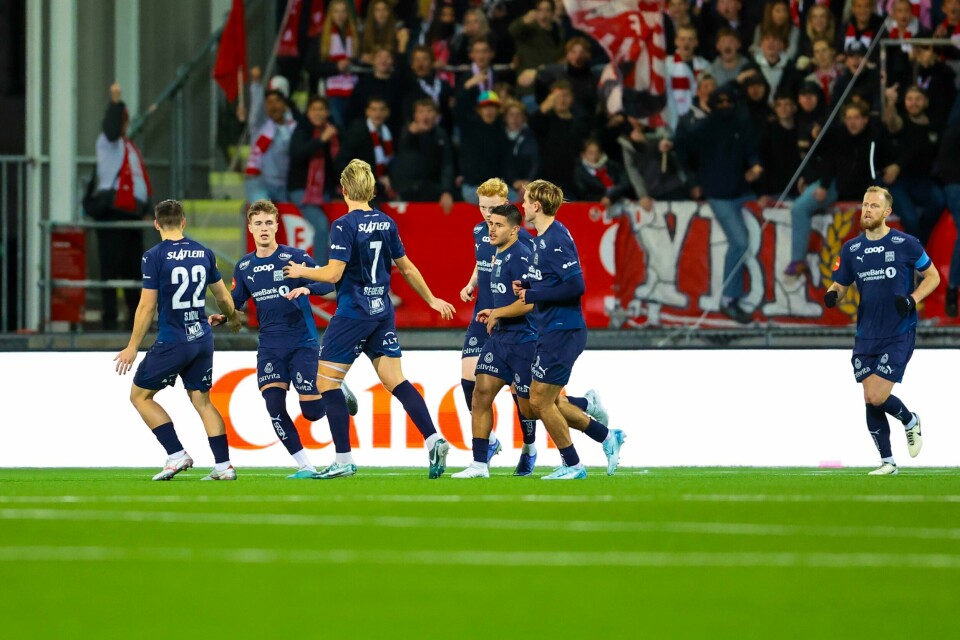 Kristiansund feirer Oskar Sivertsens utligningsmål mot Fredrikstad. Kristiansund feirer Oskar Sivertsens utligningsmål mot Fredrikstad. Foto: Thomas Andersen / NTB