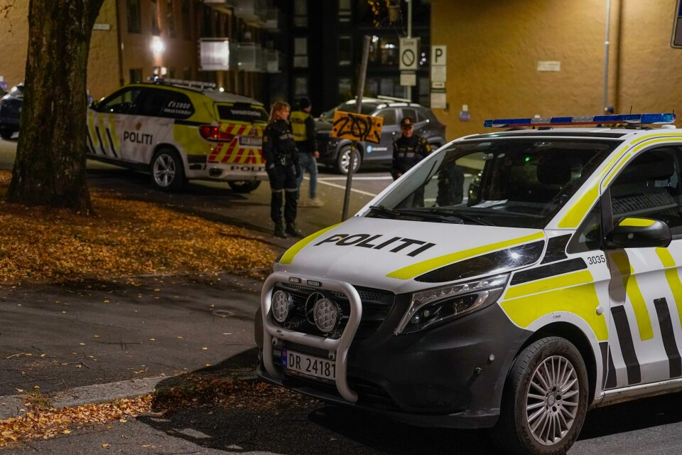 To kvinner ble alvorlig skadet i en voldshendelse i en leilighet i Oslo. Politiet bekrefter at begge er utenfor livsfare. En mann er siktet for drapsforsøk og fremstilles for varetektsfengsling tirsdag. Det er en relasjon mellom den pågrepne og de fornærmede, opplyser politiet til NTB. Foto: Ørn E. Borgen / NTB