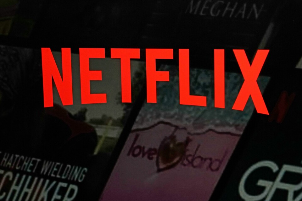 Den amerikanske strømmegiganten Netflix etterforskes for hvitvasking og skattesvindel. For å unngå Apples gebyrer, vil Netflix ikke lenger la abonnentene betale vi Apples systemer. Illustrasjonsfoto: Richard Drew / AP / NTB