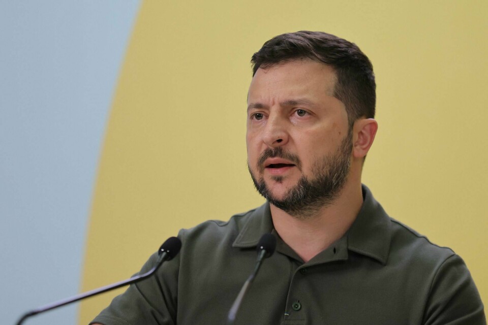 Ukrainas president Volodymyr Zelenskyj sier at Russland den siste uken har brukt over 900 bomber i krigen mot dem Volodomyr Zelenskyj.