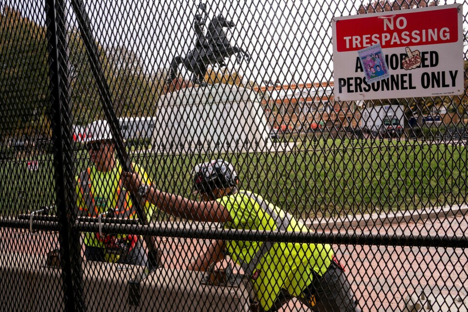 Fysiske barrierer er satt opp i området rundt Det hvite hus til valgdagen. Workers erect security fencing near the White House ahead of the U.S. presidential election in Washington, U.S., November 4, 2024. REUTERS/Nathan Howard