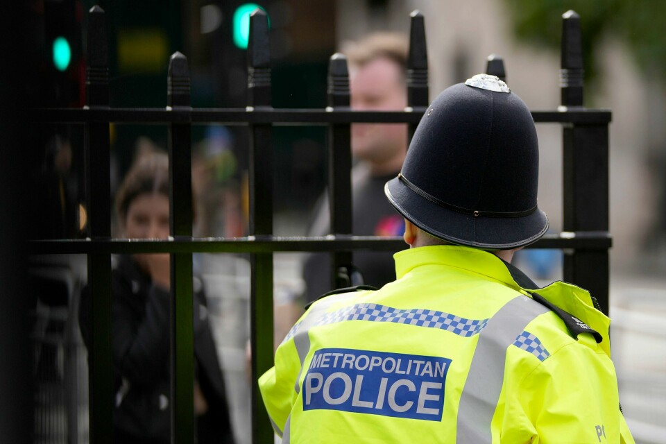 Tilliten til britisk politi er tynnslitt etter flere alvorlig lovbrudd begått av politifolk. I løpet av ett år har nesten 600 fått sparken i England og Wales for alt fra tjenesteforsømmelse til seksuelle overgrep og materiale som viser overgrep av barn. Illustrasjonsfoto. Tilliten til britisk politi er tynnslitt etter flere alvorlig lovbrudd begått av politifolk. I løpet av ett år har nesten 600 fått sparken i England og Wales for alt fra tjenesteforsømmelse til seksuelle overgrep og materiale som viser overgrep av barn. Illustrasjonsfoto: Frank Augstein / AP / NTB