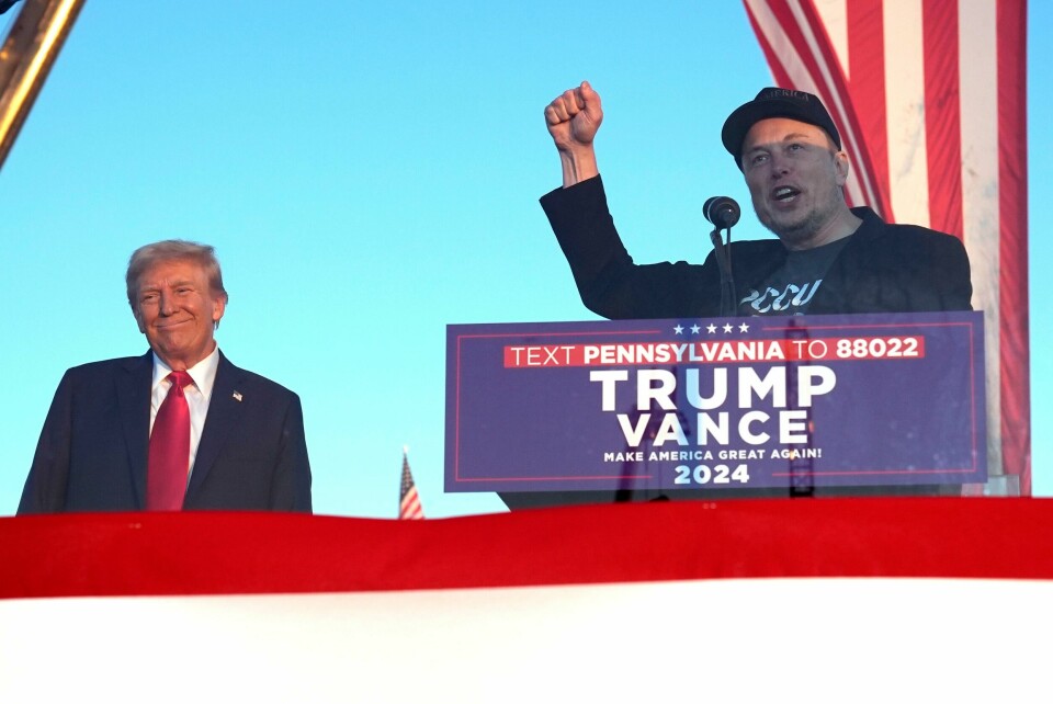 Elon Musk har drevet en aktiv kampanje for å få Donald Trump inn i det hvite hus. Tirsdag kveld skal han etter planen være en del av Trumps indre sirkel. Både Republikanernes presidentkandidat Donald Trump (t.v.) og X-eier Elon Musk sprer konspirasjonsteorier om orkanen Helenes etterspill. Foto: Alex Brandon / AP / NTB