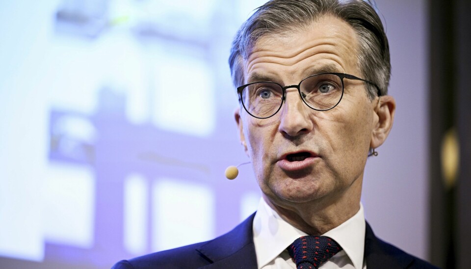 Ekspertene venter at sentralbanksjef Erik Thedéen vil komme med et dobbelt rentekutt torsdag. Sentralbanksjef Erik Thedéen og den svenske Riksbanken setter ned renten med 0,25 prosentpoeng. Det er årets tredje rentekutt for svenskene, og banken varsler minst to til før neste år. Foto: Anders Wiklund / TT / AP / NTB