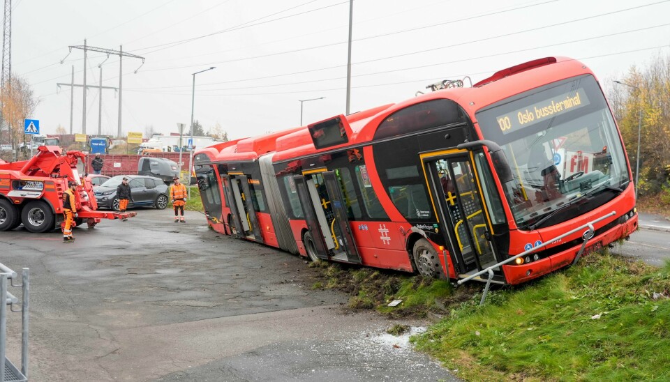 Nødetatene i Persveien ved rundkjøringen ved Haraldrudveien der en rutebuss havnet utenfor veien og står i grøfta. Nødetatene i Persveien ved rundkjøringen ved Haraldrudveien der en rutebuss havnet utenfor veien og står i grøfta.Foto: Terje Pedersen / NTB