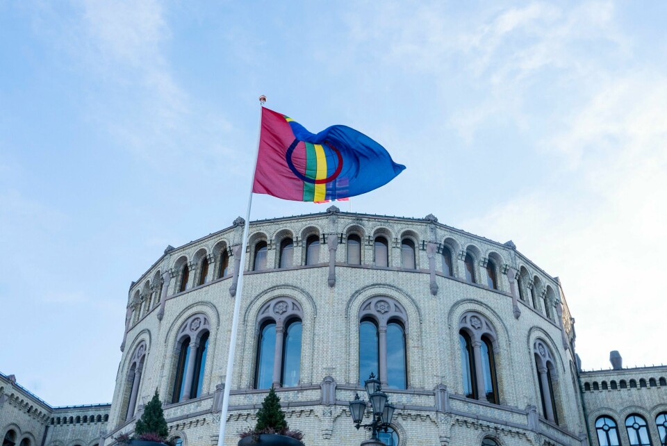 Det samiske flagget fotografert utenfor Stortinget under feiringen av samenes nasjonaldag i 2022. Det samiske flagget fotografert utenfor Stortinget under feiringen av samenes nasjonaldag i 2022. Foto: Terje Pedersen / NTB