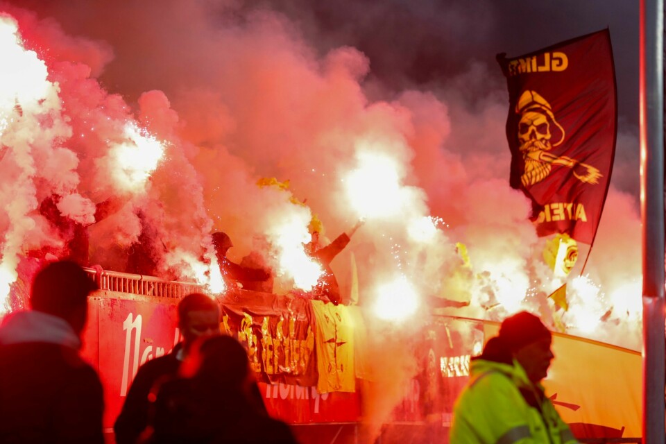 Det blir likevel lov med pyro under cupfinalen for menn. Bluss skapte trøbbel i starten av lørdagens kamp.Foto: Rune Stoltz Bertinussen / NTB