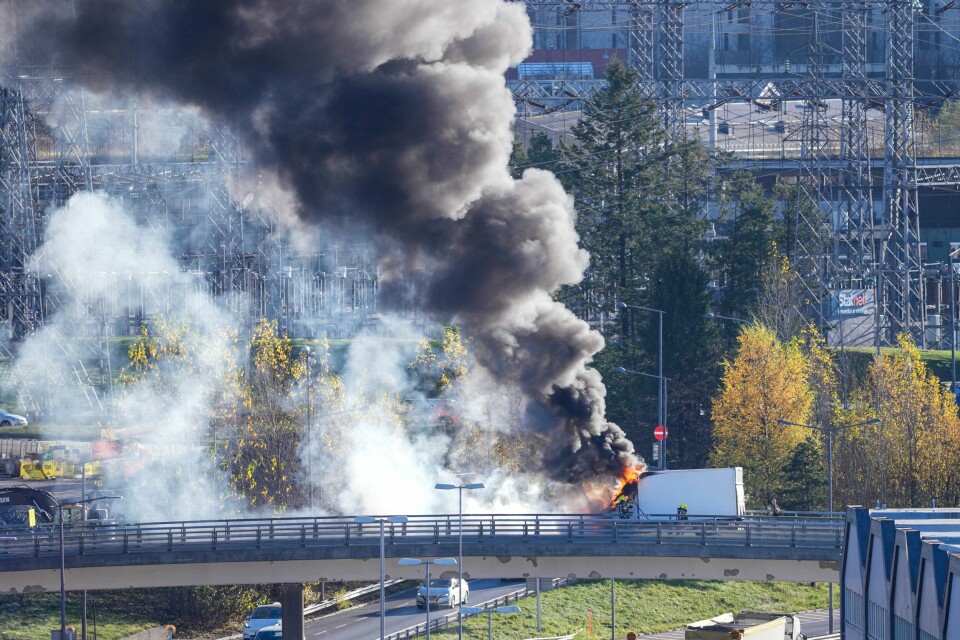 Lastebilen sto i brann på en bro over Ring 3 på østkanten i Oslo. Lastebilen sto i brann på en bro over Ring 3 på østkanten i Oslo. Foto: Beate Oma Dahle / NTB