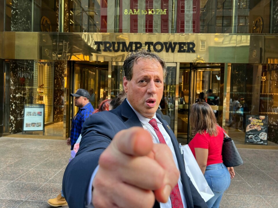 Neil Greenfield er Trump-imitator på fulltid. Dagsavisen møter ham utenfor Trump Tower på Manhattan i New York. Neil Greenfield er Trump-imitator på fulltid. Dagsavisen møter ham utenfor Trump Tower på Manhattan, i New York.