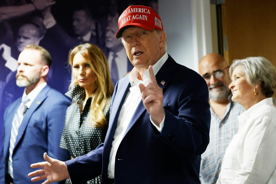 Donald Trump har hele tiden hevdet at 2020-valget ble stjålet fra ham, men uten at han på noen måte har klart å bevise påstandene. Nå prøver han igjen å bli USAs president. WEST PALM BEACH, FLORIDA - NOVEMBER 05: Republican presidential nominee former President Donald Trump thanks his staff at his campaign headquarters on Election Day, November 05, 2024 in West Palm Beach, Florida. Trump and his wife Melania Trump cast their votes at a polling place in the Morton and Barbara Mandel Recreation Center earlier in the day. Chip Somodevilla/Getty Images/AFP (Photo by CHIP SOMODEVILLA / GETTY IMAGES NORTH AMERICA / Getty Images via AFP)