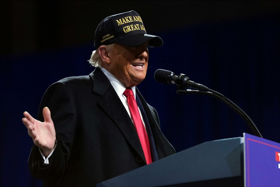 Republikanernes Donald Trump vant 2016-valget i USA. Nå vil han vinne igjen, men da må han slå Demokratenes Kamala Harris. Republican presidential nominee former President Donald Trump speaks at a campaign rally at Atrium Health Amphitheater, Sunday, Nov. 3, 2024, in Macon, Ga. (AP Photo/Evan Vucci)