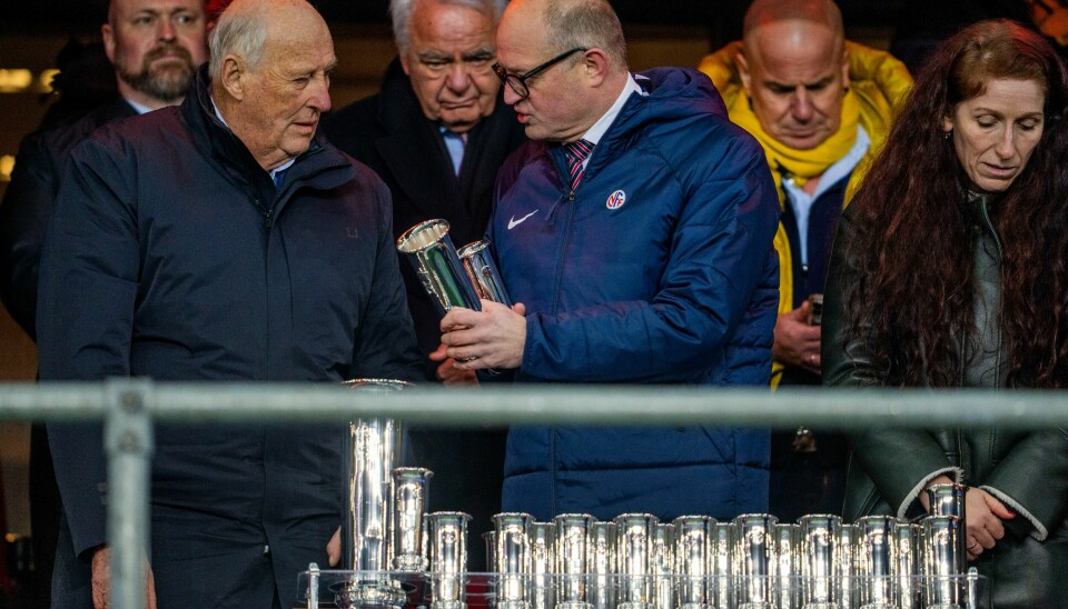 Kong Harald og generalsekretær i Norges Fotballforbund Karl-Petter Løken etter cupfinalen i fotball for menn mellom Bodø/Glimt og Molde på Ullevaal stadion i Oslo i 2023. Kong Harald og generalsekretær i Norges Fotballforbund Karl-Petter Løken etter cupfinalen i fotball for menn mellom Bodø/Glimt og Molde på Ullevaal stadion i Oslo i 2023. Foto: Fredrik Varfjell / NTB.