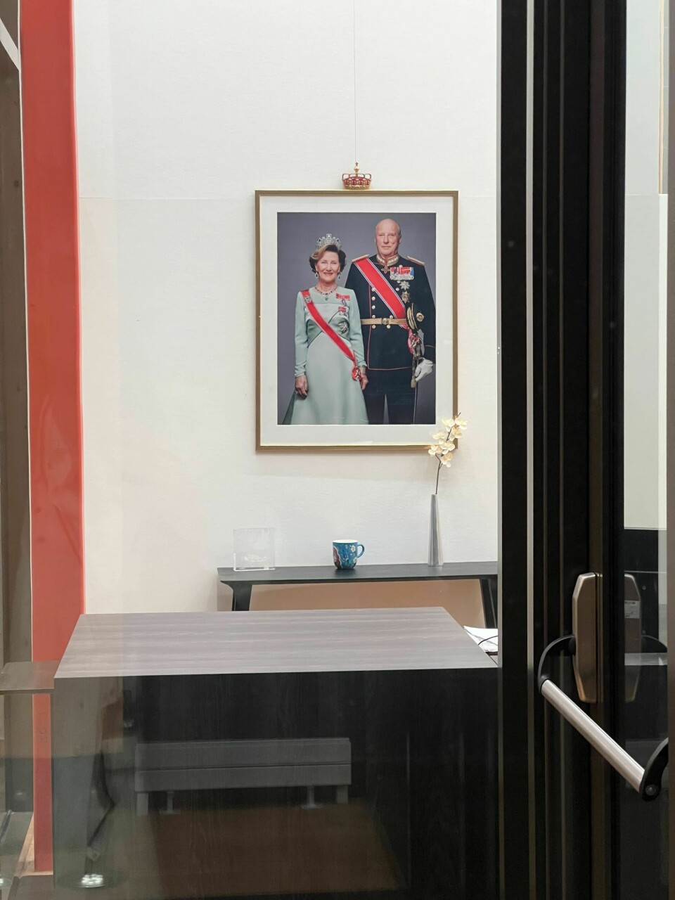 Den norske ambassaden i Washington D.C. Et bilde av et portrett av kongeparet på den norske ambassaden.