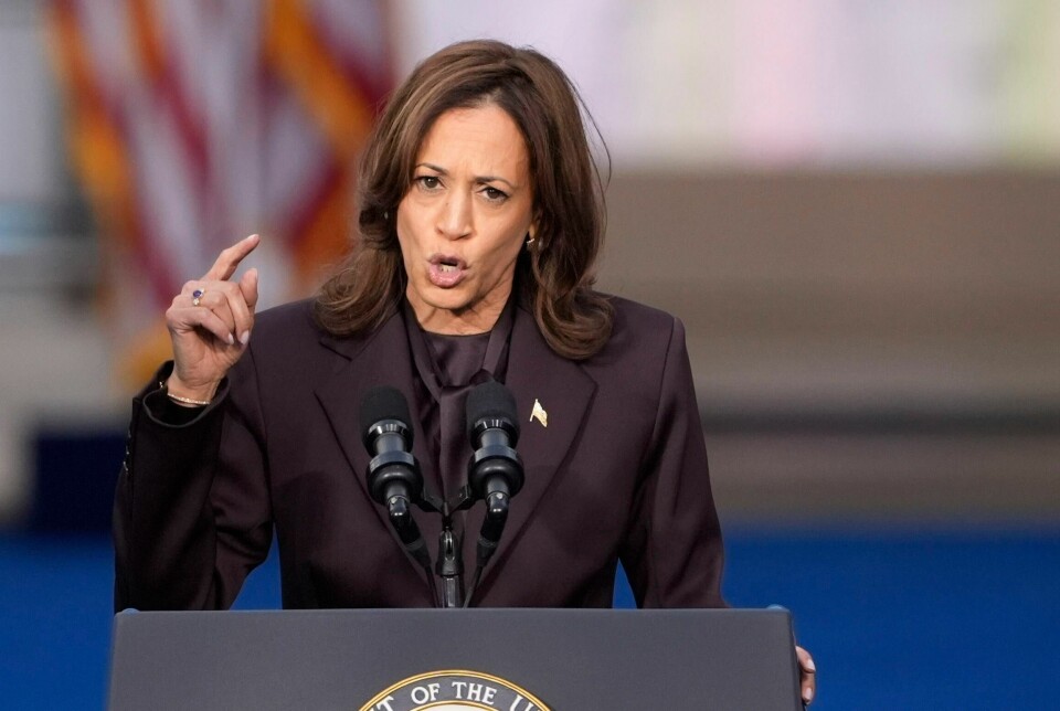 Fredelig maktoverføring var et av Kamala Harris’ hovedtemaer da hun onsdag talte for første gang etter valgnederlaget. Fredelig maktoverføring, var et av Kamala Harris' hovedbudskap da hun talte for første gang etter valgnederlaget. Bildet viser henne på talerstolen.