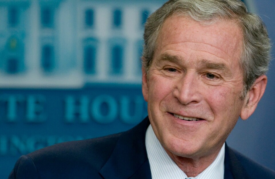 George W. Bush avbildet i Det hvite hus da han var USAs president. Tirsdag velger amerikanerne ny president, enten Demokratenes Kamala Harris eller Republikanernes Donald Trump. (FILES)US President George W. Bush speaks during a press conference in the Brady Press Briefing Room at the White House in Washington, DC, in this January 12, 2009 file photo. A stent was placed to open a clogged artery in President George W. Bush's heart August 6, 2013 after an annual physical exam found the blockage in his heart, read a statement released by Freddy Ford, a spokesman for the former president. According to the statement, the procedure at Texas Health Presbyterian Hospital went well and he is expected to return home Wednesday. AFP PHOTO / Saul LOEB / FILES