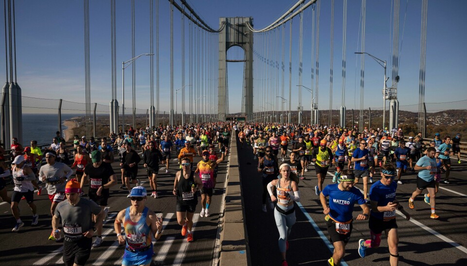 Løpere krysser Verrazano Narrows Bridge i det som var starten på årets New York maraton. Løpere krysser Verrazano Narrows Bridge i det som var starten på årets New York maraton. Foto: Yuki Iwamura / AP / NTB