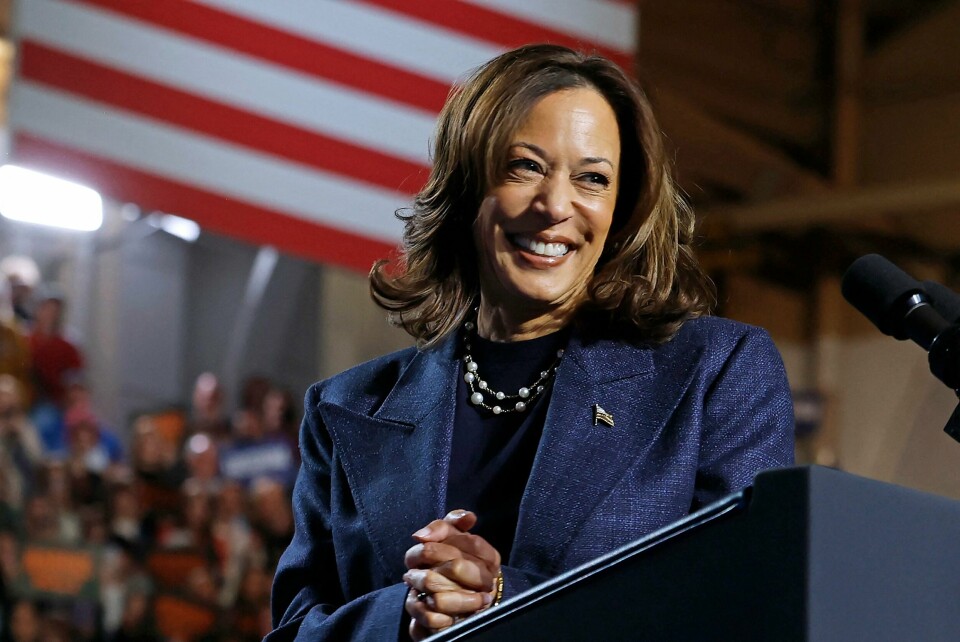 Visepresident Kamala Harris ønsker å bli USAs første kvinnelige president. TOPSHOT - US Vice President and Democratic presidential nominee Kamala Harris smiles during a campaign rally at Michigan State University's Jenison Field House in East Lansing, Michigan, on November 3, 2024. (Photo by JEFF KOWALSKY / AFP)