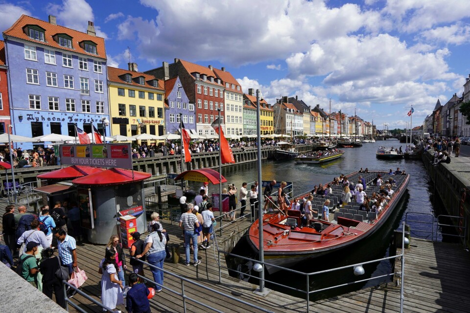 Det er mange turister i Nyhavn i København på sommerstid. Det er mange turister i Nyhavn i København på sommerstid. Foto: James Brooks / AP / NTB
