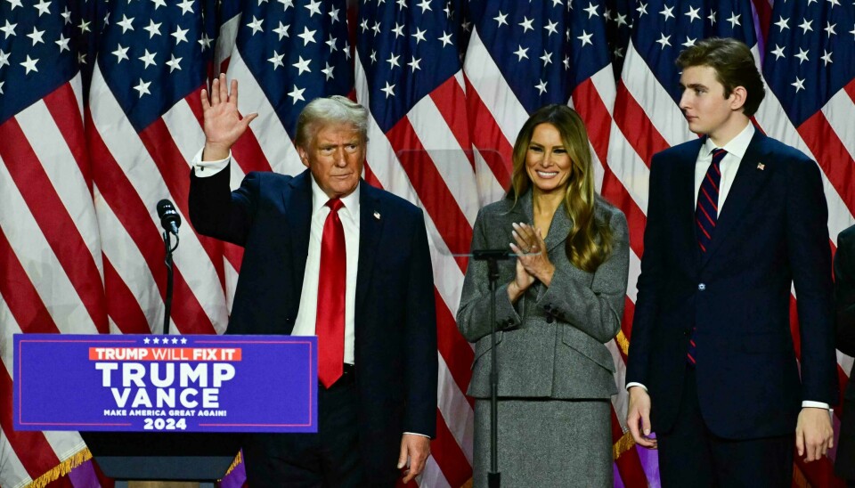 Donald Trump,kona Melania Trump og sønnen Barron Trump, da Trump møtte tilhengerne etter valgseieren natt til onsdag. DT