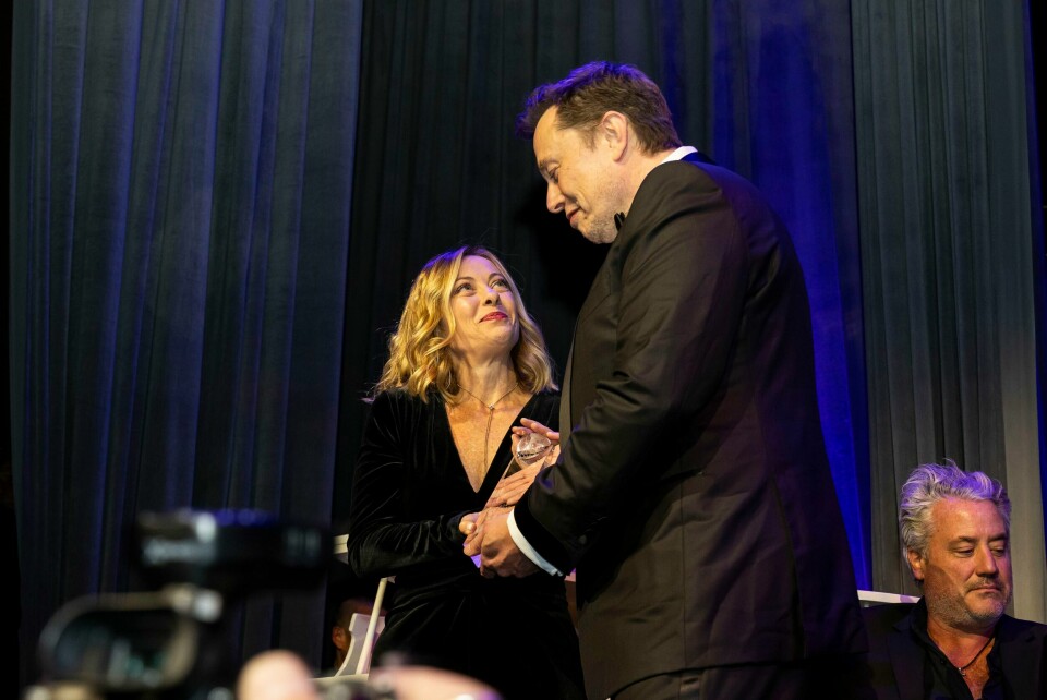 Ryktene går om et stadig tettere forhold mellom USAs Elon Musk og Italias Giorgia Meloni. Italias statsminister Giorgia Meloni sammen med Elon Musk på et arrangement i New York City i september. Foto: Michelle Farsi / AP / NTB