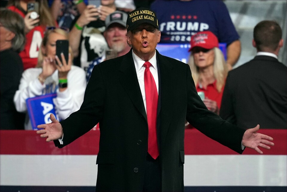 Donald Trump er mildt sagt misfornøyd med den ferske målingen fra Selzer & Co. Republican presidential nominee former President Donald Trump arrives at a campaign rally at Atrium Health Amphitheater Sunday, Nov. 3, 2024, in Macon, Ga. (AP Photo/Mike Stewart)