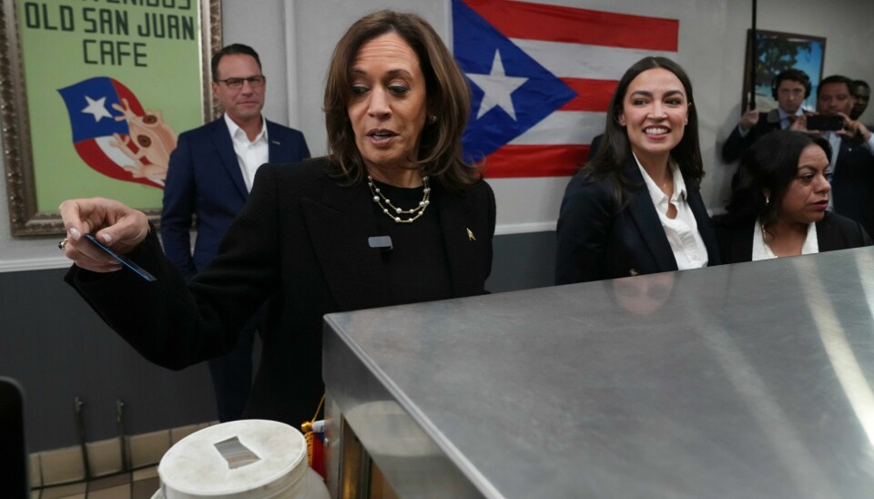 Alexandria Ocasio-Cortez drev valgkamp sammen med Kamala Harris i Pennsylvania i helgen. Nå er hun gjenvalgt til Kongressen fra New York. Alexandria Ocasio-Cortez drev valgkamp sammen med Kamala Harris i Pennsylvania i helgen. Nå er hun gjenvalgt til Kongressen fra New York. Foto: Jacquelyn Martin / AP / NTB