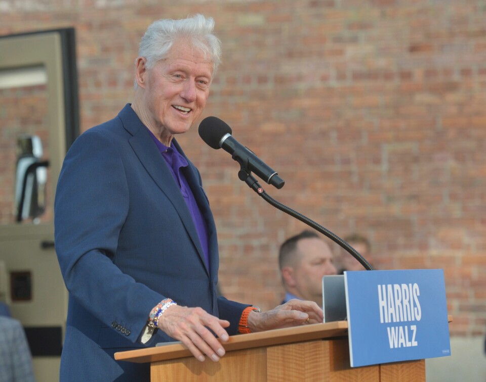 Bill Clinton var president i USA i åtte år. Former President Bill Clinton speaks during a campaign event in support of Democratic presidential nominee Vice President Kamala Harris, Wednesday, Oct. 30, 2024, in Benton Harbor, Mich. (Don Campbell/The Herald-Palladium via AP)