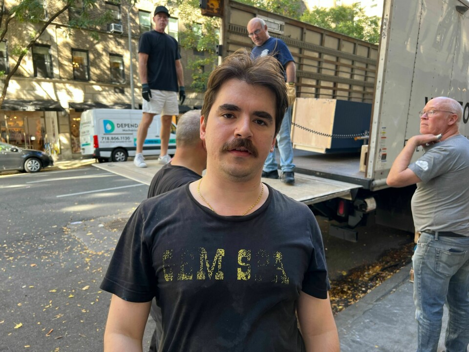 Alex Sapienza er født og oppvokst på Manhattan. Han jobber som 'grip' på film og TV-sett i New York City. Alex Sapienza er født og oppvokst på Manhattan. Han jobber som 'grip' på film og TV-sett i New York City.