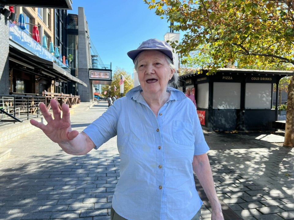 Beverly er Trump-tilhenger, men redd for vold. Gammel dame med hatt og skjorte.