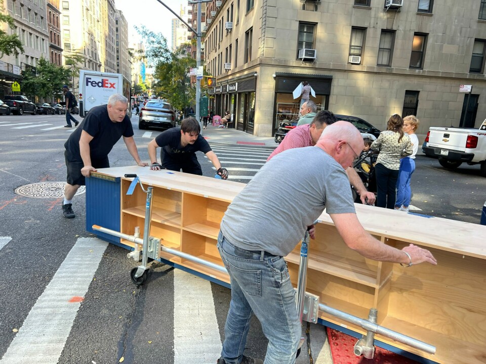 Scenearbeidere rigger ned etter innspilling av 'And Just Like That...' en oppfølger av den populære serien 'Sex and the City'. Manhattan, New York