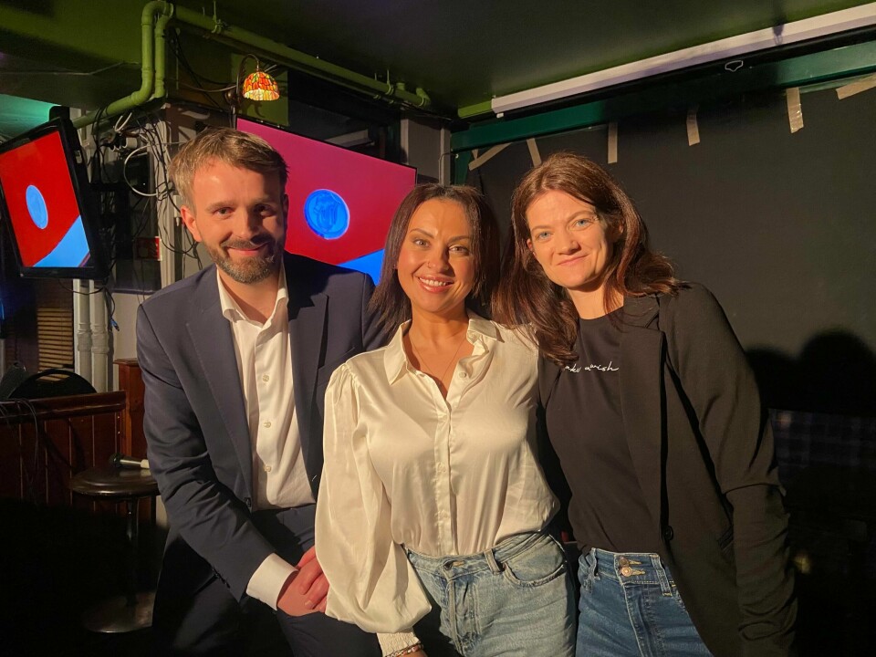 Jan Christian Vestre, Laial Janet Ayob &Helle Cecilie Palmer. Tre voksne folk står på rad og smiler til kameraet. Til venstre er helseministeren, som har grått hår, skjegg og dress på seg. Skjorten er ikke knappet helt. I midten står en kvinne med mørkt hår, stort smil og en hvit skjorte. Til høyre står enda en kvinne som også har kledd seg litt fint, og hun har også mørkt hår. Deres ansikter er sterkt lyst opp av en lyskilde fra oven.