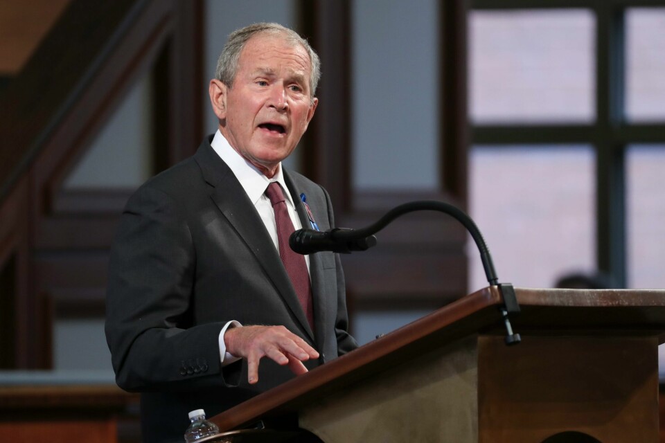 George W. Bush avbildet under en tale i Atlanta i 2020. Former President George W. Bush speaks during the funeral service for the late Rep. John Lewis, D-Ga., at Ebenezer Baptist Church in Atlanta, Thursday, July 30, 2020. (Alyssa Pointer/Atlanta Journal-Constitution via AP, Pool)