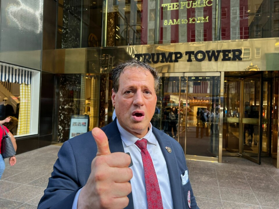 Neil Greenfield er Trump-imitator, og tjener gode penger på turister som vil fotograferes sammen med ham. Neil Greenfield er Trump-imitator, og tjener gode penger på turister som vil fotograferes sammen med ham.