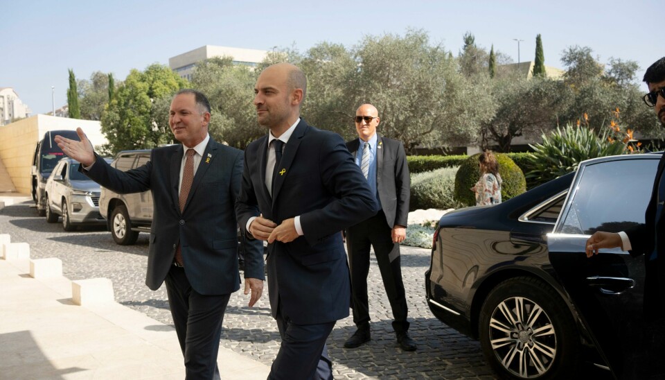 Frankrikes utenriksminister Jean-Noel Barrot (til høyre) på vei til et møte med Israels utenriksminister Israel Katz. Frankrikes utenriksminister Jean-Noel Barrot (til høyre) på vei til et møte med Israels utenriksminister Israel Katz. Foto: Maya Alleruzzo / AP / NTB