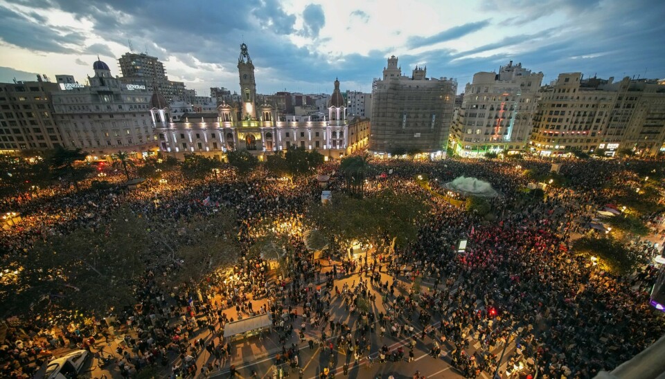 Tusenvis av demonstranter samlet seg lørdag i sentrum av Valencia under parolen «Gå av, Mazon». Tusenvis av demonstranter samlet seg lørdag i sentrum av Valencia under parolen «Gå av, Mazon». Foto: Emilio Morenatti / AP / NTB