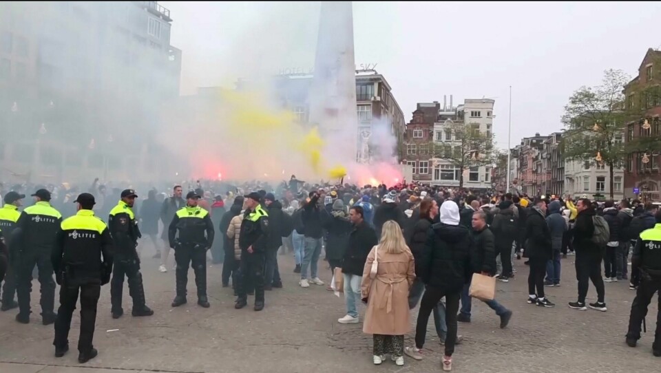 Etter fotballkampen mellom Ajax og Maccabi Tel Aviv ble det voldelige sammenstøt mellom propalestinske demonstranter og israelske supportere. Israel har besluttet å evakuere fotballsupporterne. Israelske fotballsupportere med hevdede bluss i sentrum av Amsterdam før kampen torsdag kveld. Bildet er tatt fra en video som er spredd i sosiale medier. Foto: AP Photo InterVision / NTB